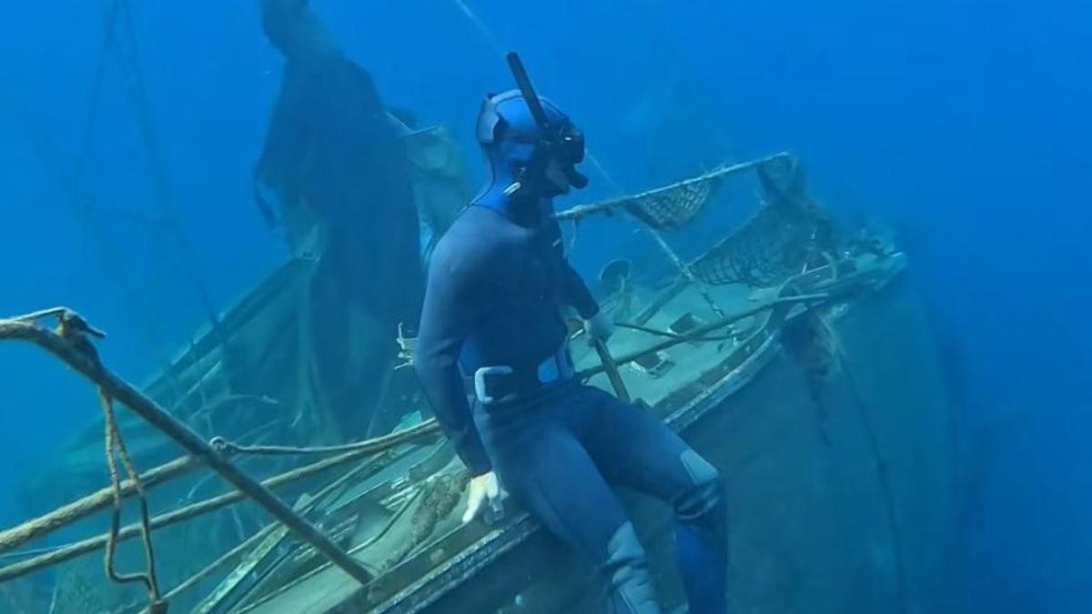 El joven encima del velero hundido en Tenerife