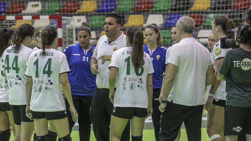 Joaquín Rocamora dando instrucciones a sus jugadoras