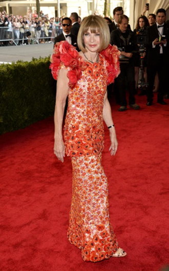 La editora de ’Vogue’ Estados Unidos, Anna Wintour, con un ’look’ floral y de porcelana. Su interpretación de la temática de la gala, China.