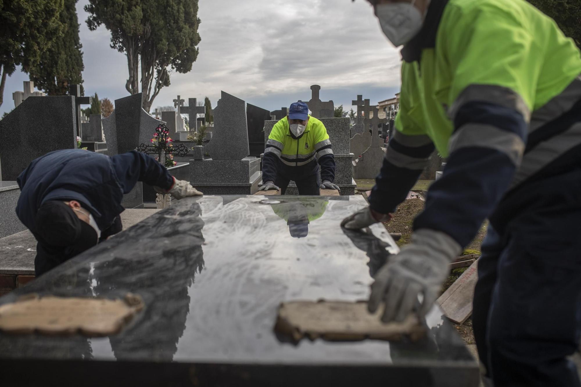 Funcionarios de San Atilano preparan un panteón para un entierro