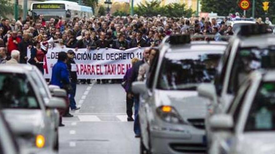 Un momento de la marcha de los taxistas, en la Alameda.