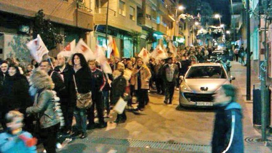 Imágenes de la manifestación convocada ayer en La Vila por la Plataforma Moderem l&#039;IBI y que reunió a más de 1.200 personas, según sus organizadores.