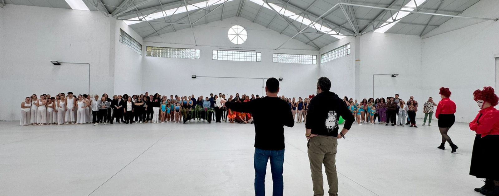 Pablo Fontenla, de costas, dirixe aos figurantes.  |  Seispés