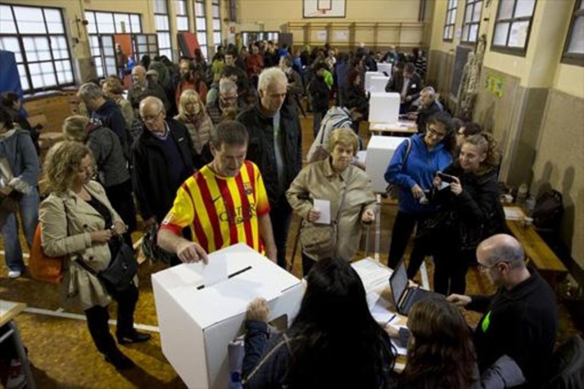 Colas  de ciudadanos en una escuelapara votar en la consulta del 9-N.