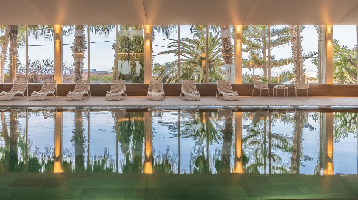 La piscina de agua termal en Palasiet Wellness Clinic &amp; Thalasso es parte de su Recorrido Biomarino.