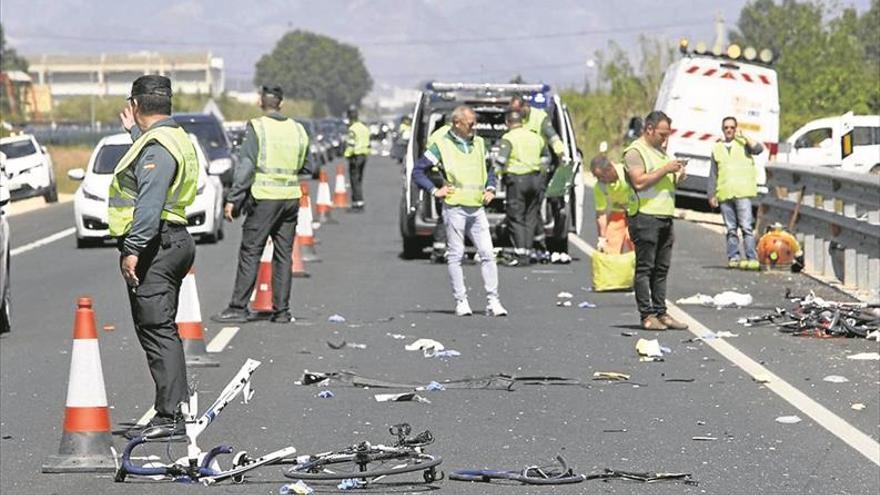 Dos ciclistas muertos y tres graves arrollados por una conductora ebria en Oliva