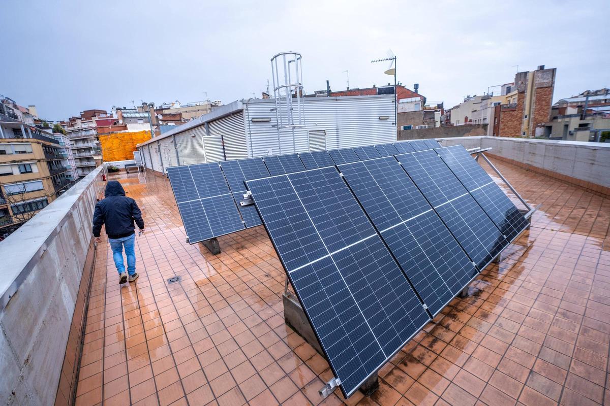 Placas fotovoltaicas en el tejado del centro de atención primaria (CAP) Adrià, en el distrito de Sarrià-Sant Gervasi.