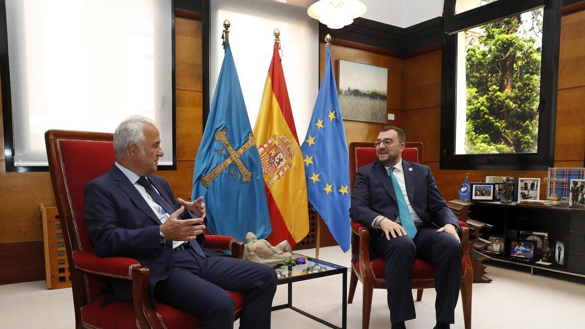 Jesús María Chamorro y Adrián Barbón, esta mañana en el edificio de Presidencia