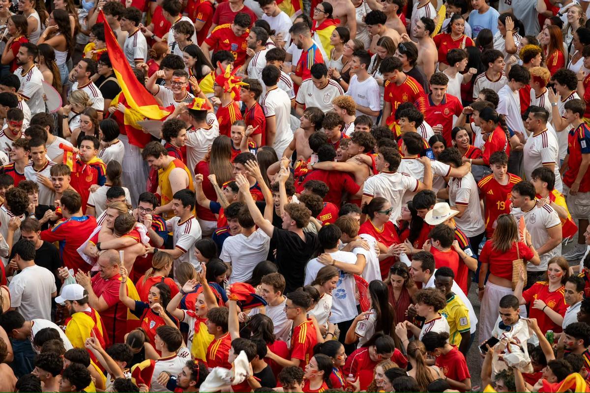 En imágenes | Zaragoza celebra el primer gol de Oyarzabal en el España-Francia