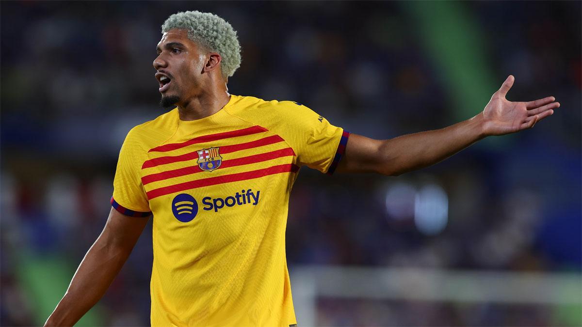 Ronald Araujo, durante el duro partido de Getafe