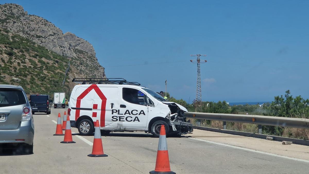 La furgoneta que ha sufrido el accidente en la AP-7