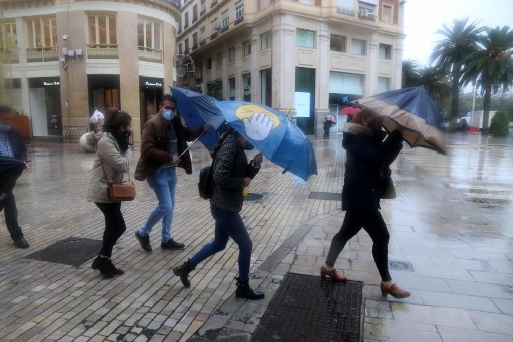 Lluvia y temporal en el mar en Málaga con la llegada de la borrasca Filomena.