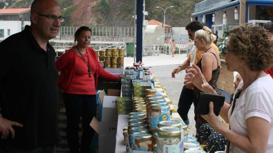 Una clienta pregunta sobre sus productos a los responsables de un puesto de la feria, ayer.