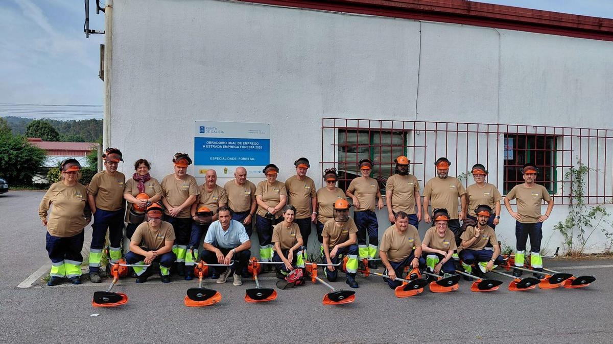 Los alumnos-trabajadors del Obradoiro de Emprego Dual "A Estrada Emprega Foresta 2026".