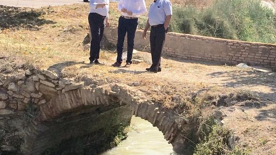 El consejero Celdrán (c) visitó el puente, acompañado del alcalde (i) y del presidente de la Junta de Hacendados.