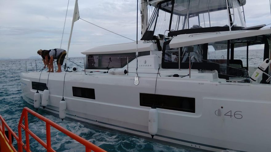 Cae un rayo sobre un barco fondeado en Alicante