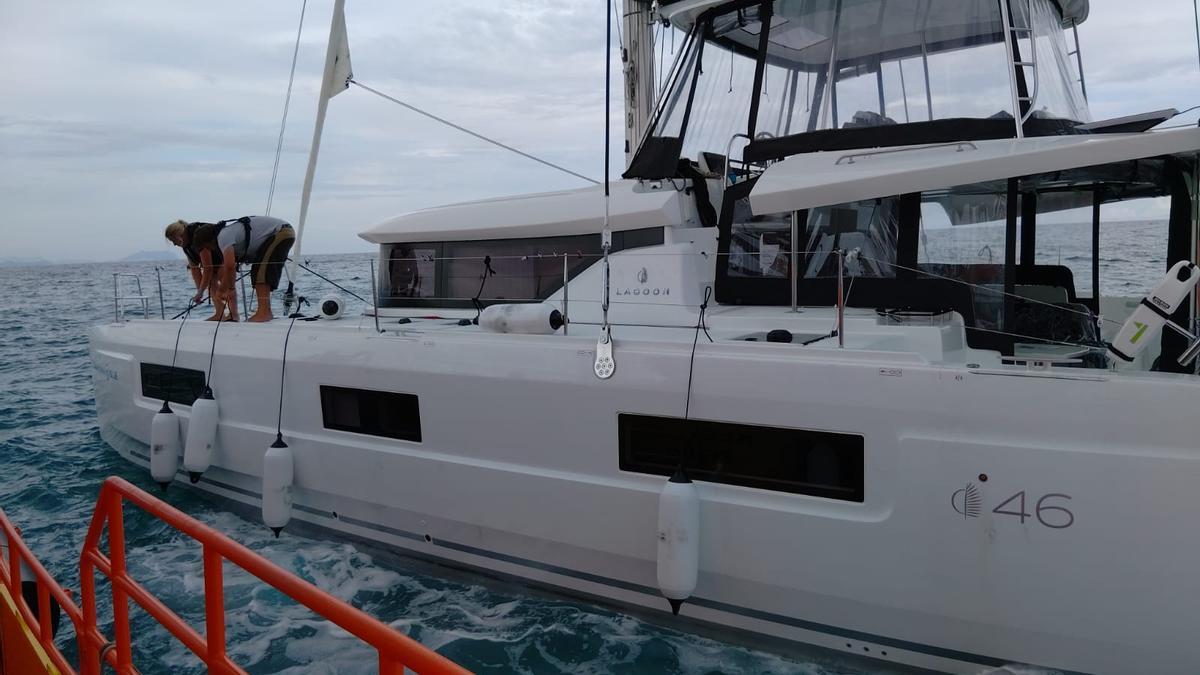 Cae un rayo sobre un barco fondeado en Alicante