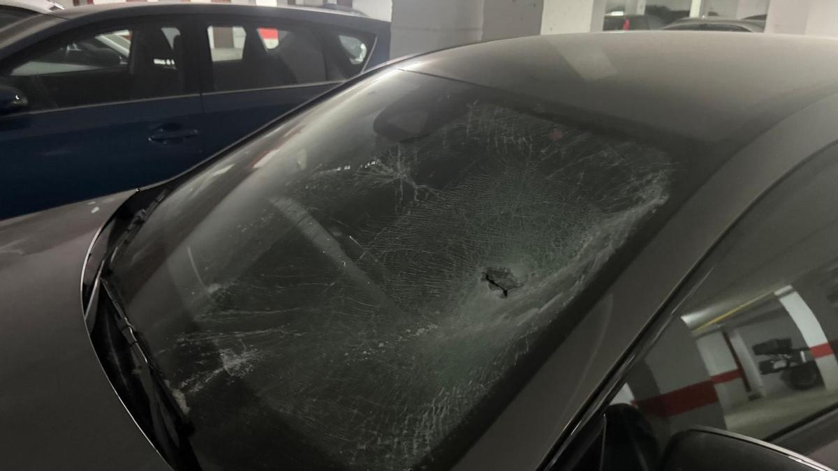 Más de 20 coches amanecen con las lunas rotas con un extintor en Murcia