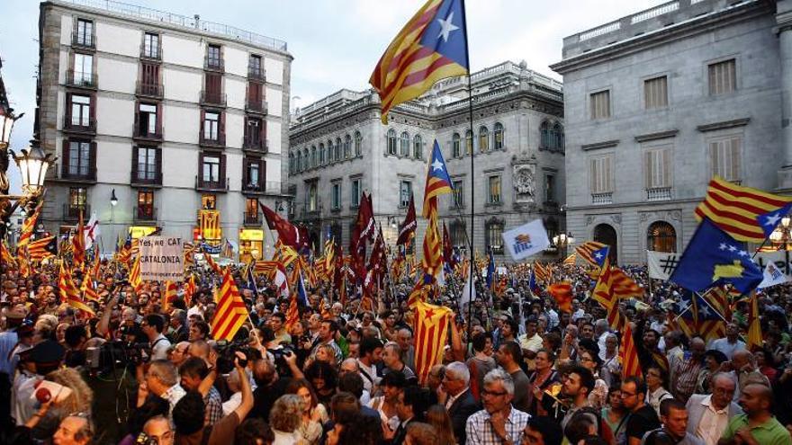 Varios miles de personas jalean a Mas en Barcelona al grito de independencia