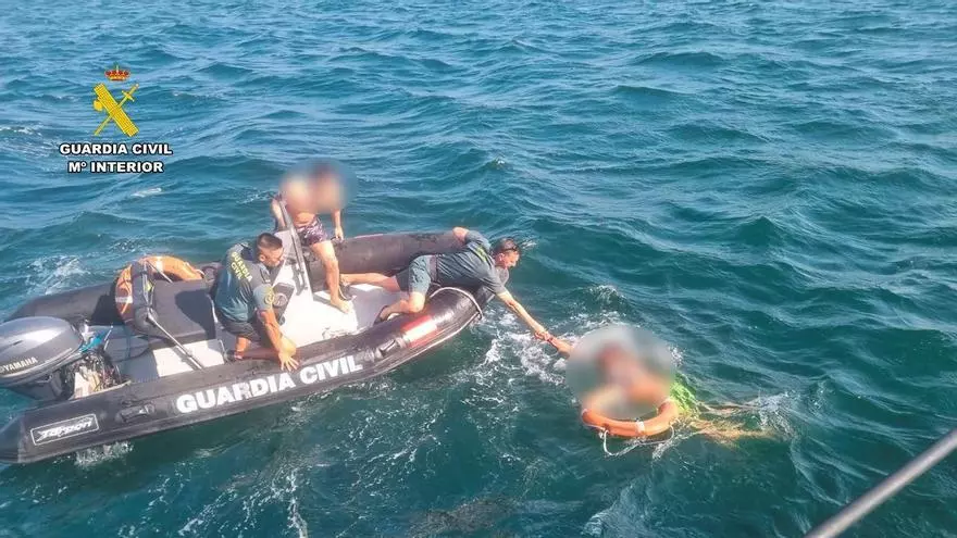 Rescatan a dos personas en A Illa tras caerse el agua mientras parcticaban un deporte náutico