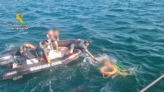 Rescatan a dos personas en A Illa tras caerse el agua mientras practicaban un deporte náutico
