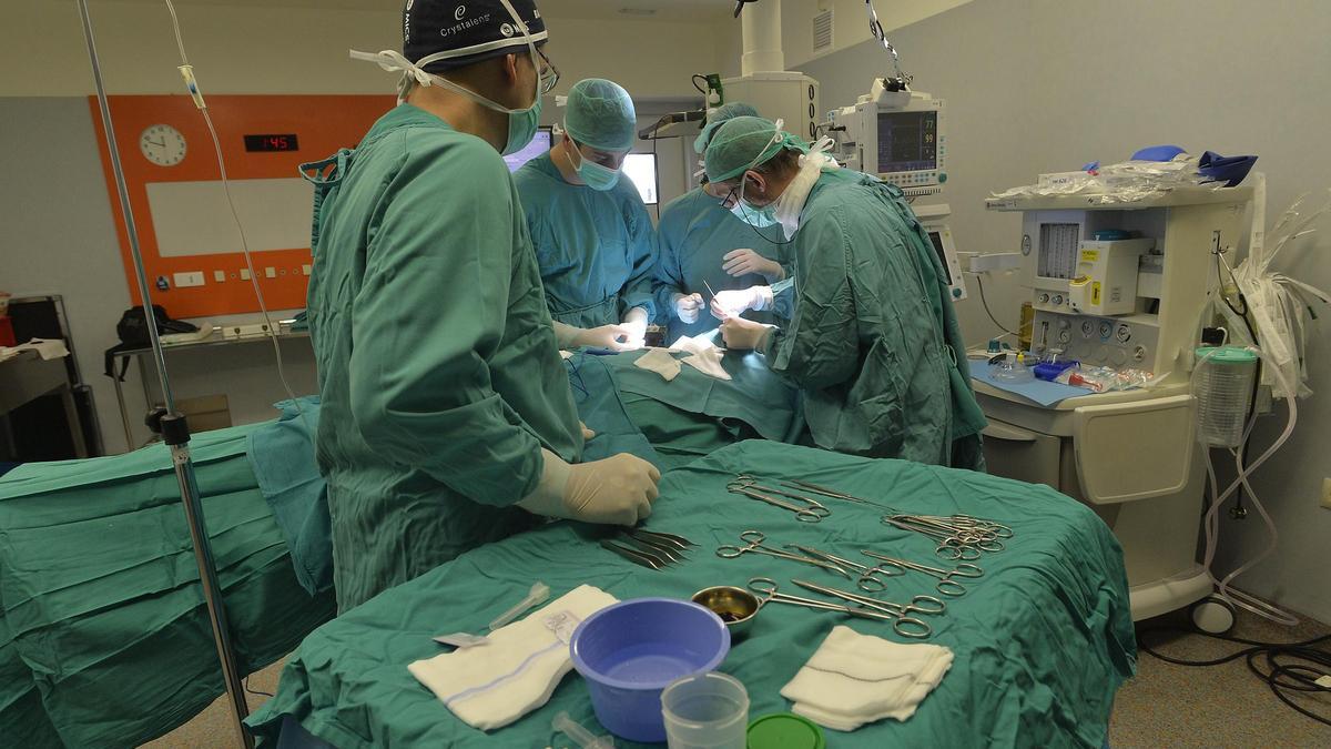 Un equipo quirúrgico interviene a un paciente, en un hospital de Alicante en una imagen de archivo.