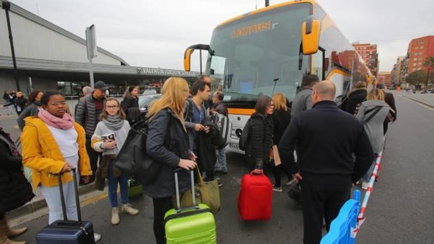 Los usuarios aguantan estoicos el viaje en bus  a Barcelona