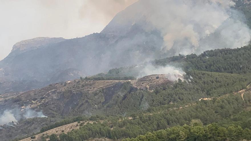 Complicada orografía y escasa visibilidad por el humo: el incendio de Tàrbena desde el aire