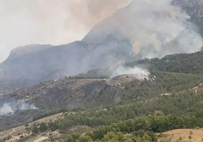 Complicada orografía y escasa visibilidad por el humo: el incendio de Tàrbena desde el aire