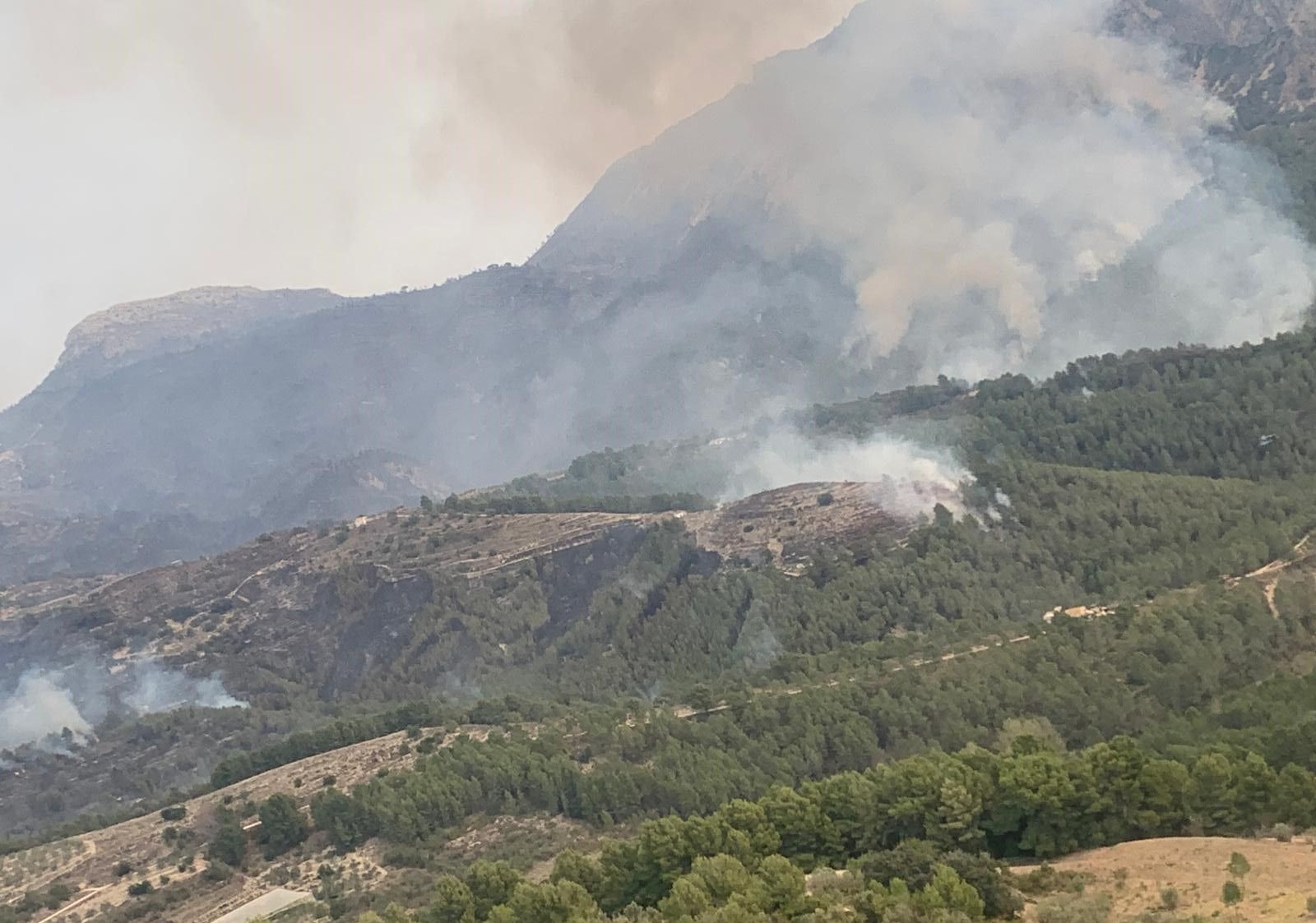 El incendio de Tàrbena, desde el aire (imágenes)