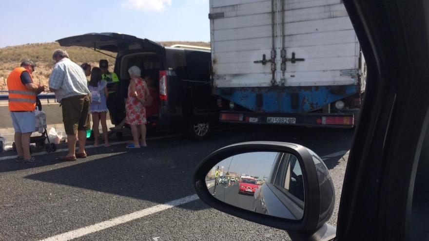 Un accidente con dos vehículos implicados provoca largas retenciones en la A7 en Elche