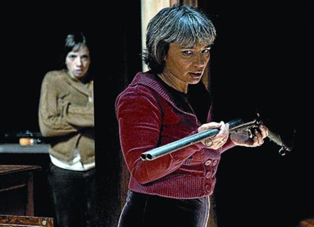 Daniela Feixas i Montse Esteve (amb l’escopeta), a ’El bosc’.