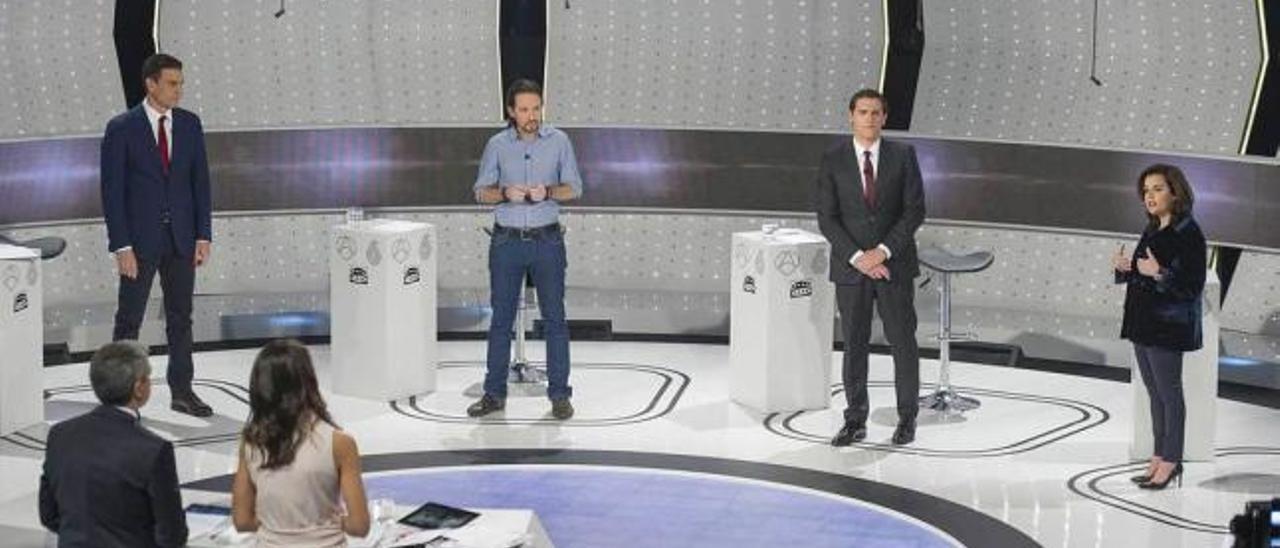 el primer debate televisivo a cuatro. Los candidatos, de izquierda a derecha, Pedro Sánchez (PSOE), Pablo Iglesias (Podemos), Albert Rivera (Ciudadanos) y Soraya Sáenz de Santamaría (PP), durante el debate televisado anoche, con los moderadores Ana Pastor y Vicente Vallés, de espaldas.