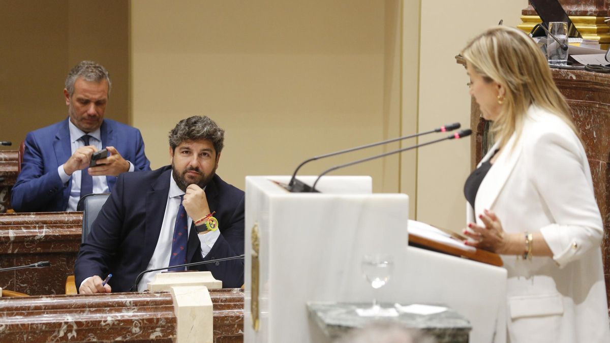 Fernando López Miras escucha la intervención en la Asamblea de María del Carmen Fernández Sánchez