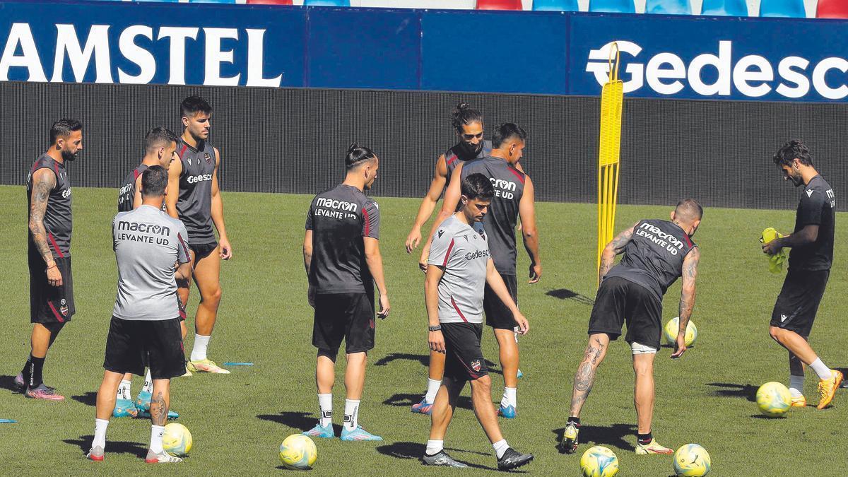 Los jugadores del Levante UD se entrenan en el Ciutat de València.