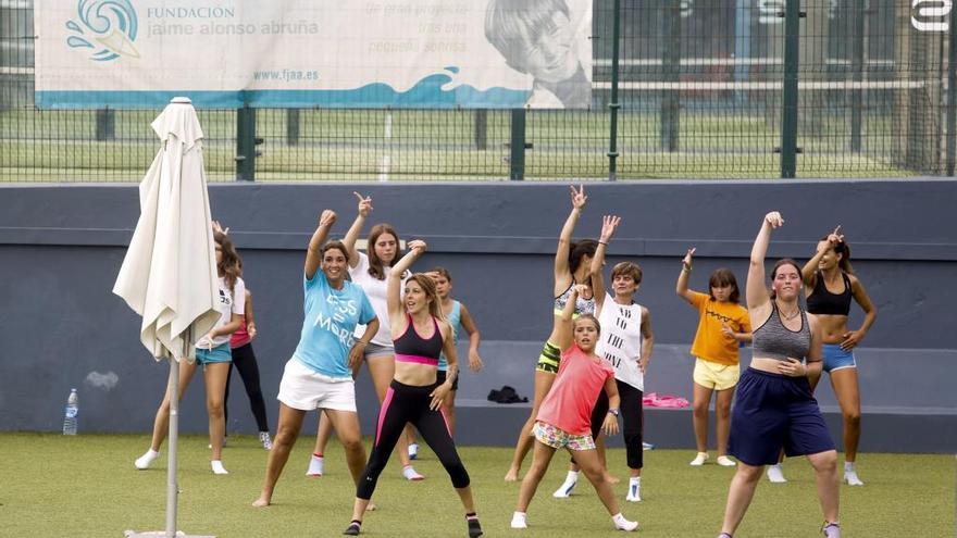 Un grupo de mujeres practicando zumba.