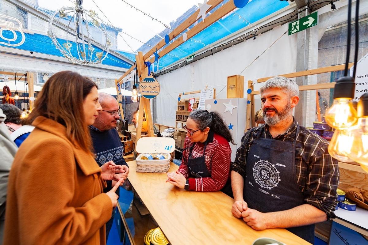 O equipo de Ánades Galicia nun mercadiño.