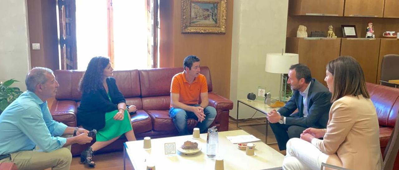 El alcalde de Elche, Carlos González, y la edil de Sanidad, Mariola Galiana, en la reunión con los urgenciólogos del Hospital General.