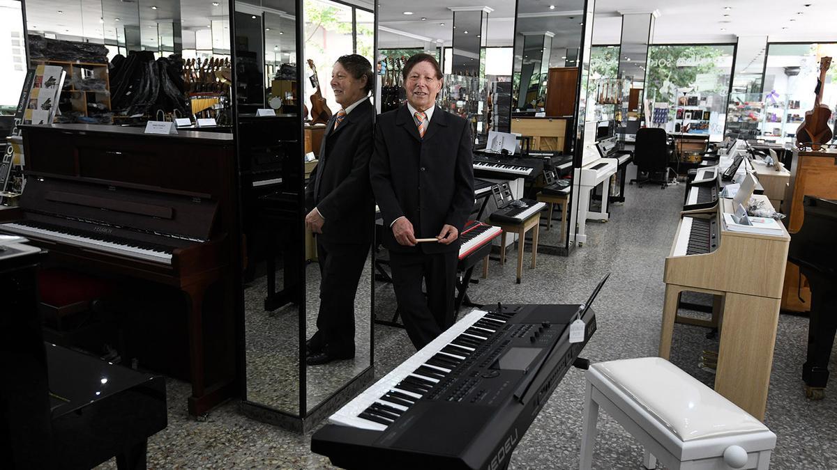 El músico y empresario Aladino Barros, en su tienda Alba Solomúsica.