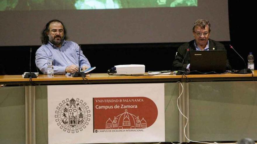 Alfredo Pérez Alencart (derecha) en la mesa junto a José Sánchez Carralero, durante la charla.