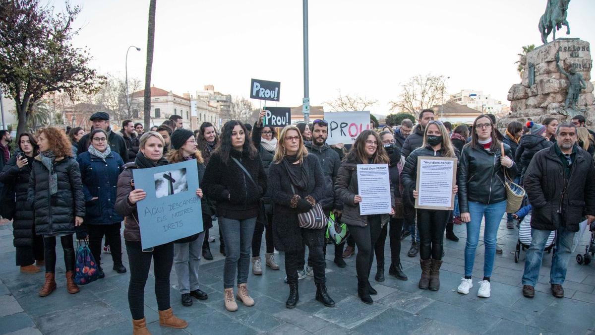 Las quejas de los interinos por el plan de estabilización incluso movilizaron a docentes que se manifestaron en la plaza de España. | PERE JOAN OLIVER