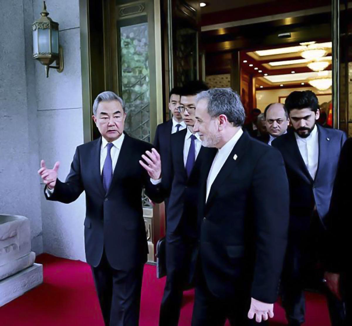 El canciller chino, Wang Yi, conversa con su homólogo iraní, Abbás Araghchi, este miércoles en Pekín.