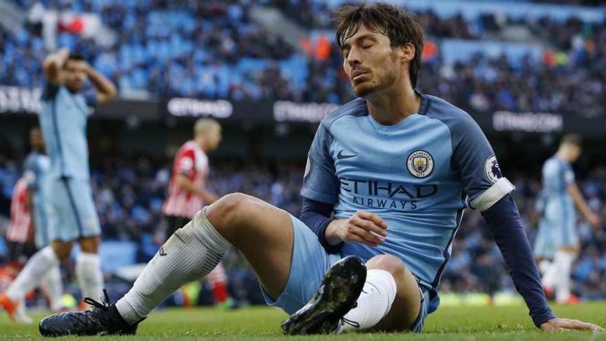 David Silva en el suelo se lamenta tras una jugada de ataque de su equipo.