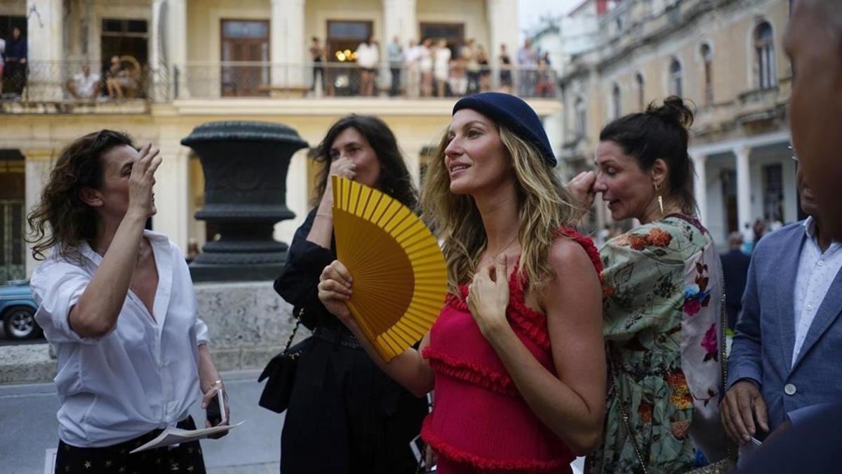 Gisele Bündchen (segunda por la derecha), a su llegada al desfile de Chanel, en La Habana, este martes.