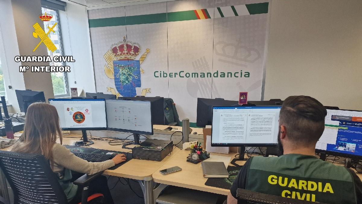 Agents de la unitat de ciberdelinqüència de la Guàrdia Civil