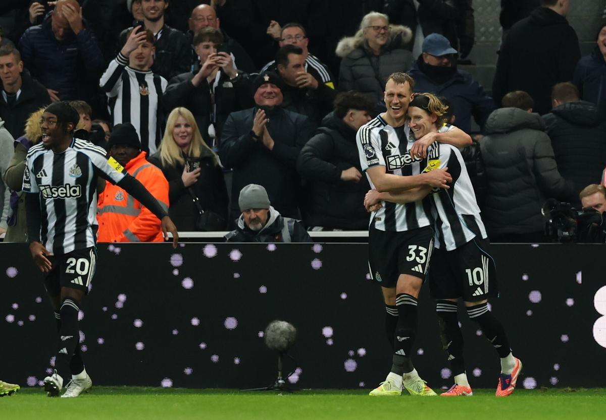 Anthony Gordon celebra un gol con Dan Burn en el duelo entre el Newcastle y el Tottenham Hotspur.