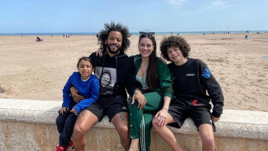 Un futbolista del Real Madrid se salta el confinamiento y posa con su familia en la playa de València