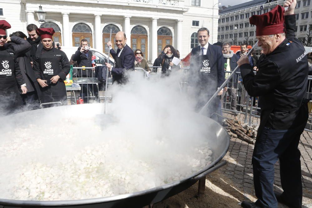 La música alicantina, el arroz, los trajes tradicionales triunfan en el desfile por Göteborg