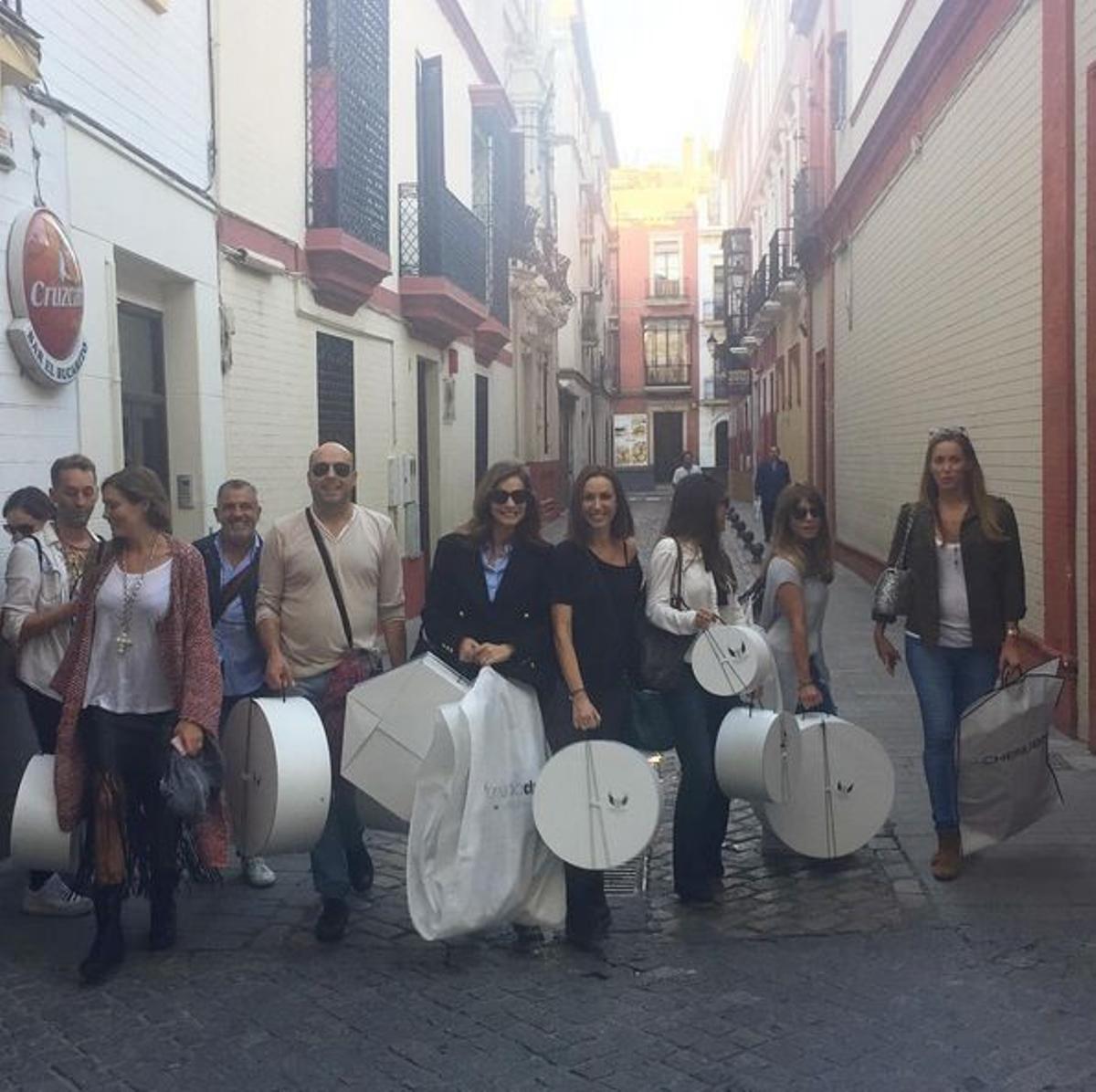 Las amigas de la novia preparan tocados y pamelas