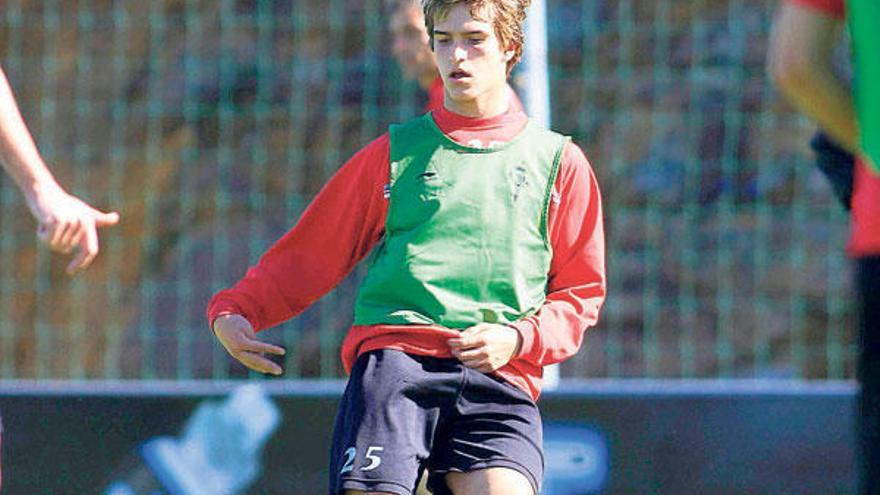 Denis Suárez golpea el balón durante un entrenamiento con el primer equipo en A Madroa. // Grobas